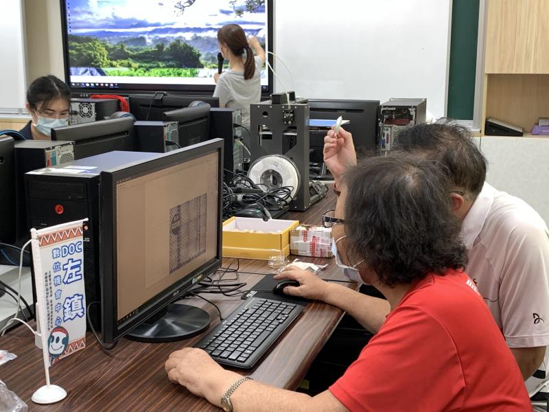 指導學員實際操作如何運用雷雕機軟體來操作雷雕機