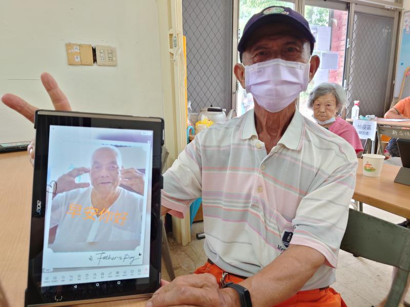 陳阿公利用平板照相功能幫童學拍照,再依講師的步驟,套入美圖秀秀APP