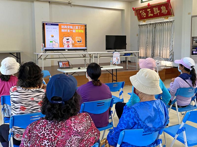 講師播放訊息過濾LINE帳號應用影片讓學員觀看，了解如何使用