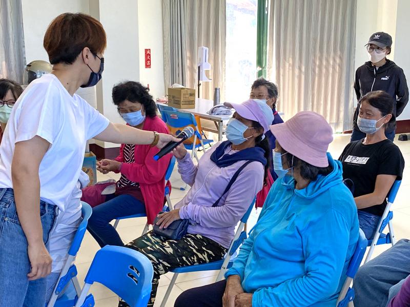 助教協助遞送麥克風，讓學員回答問題，講師透過問答互動，了解學員學習狀態