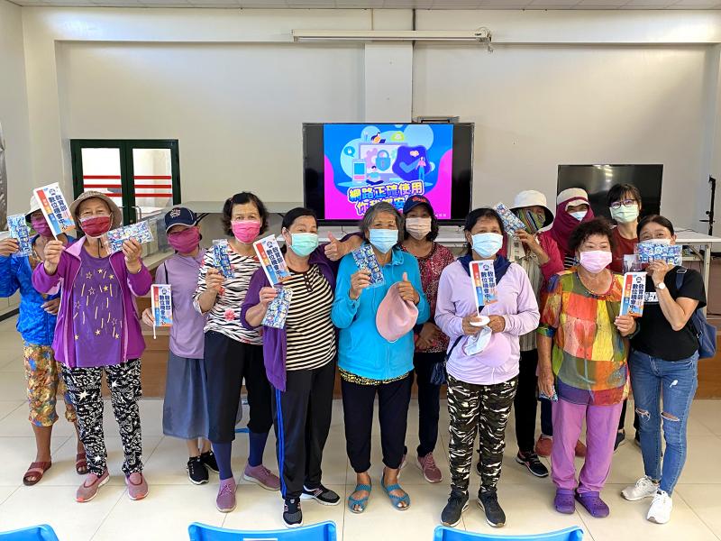 課後學員拿著小獎勵DOC口罩開心大合照