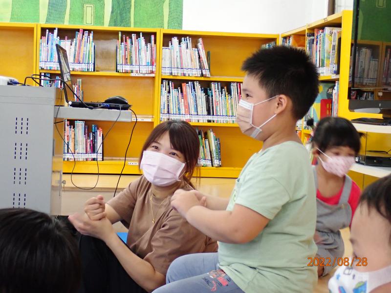 大家一起認真學洗手