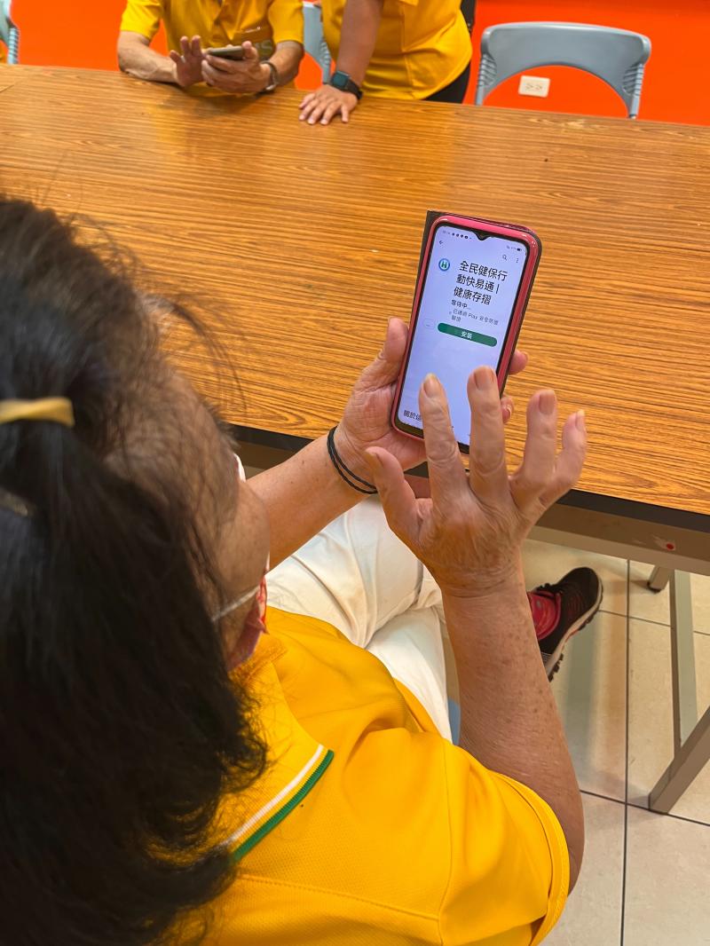 志工協助學員下載健康APP