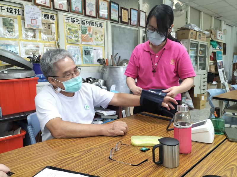 講師為學員示範雲端血壓計的用法