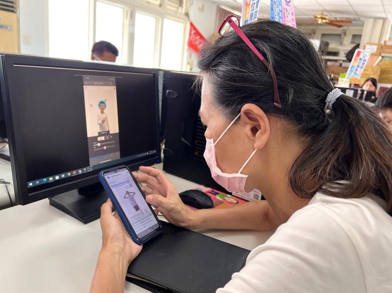 學員一邊看著講師示範貼圖製作，一邊使用手機練習操作