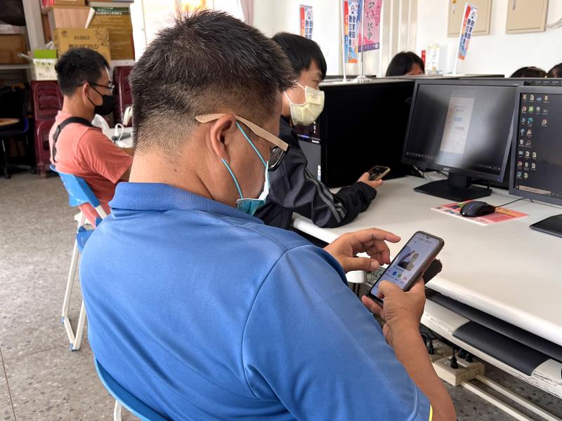 學員使用手機，運用軟體操作照片去背，方便貼圖製作