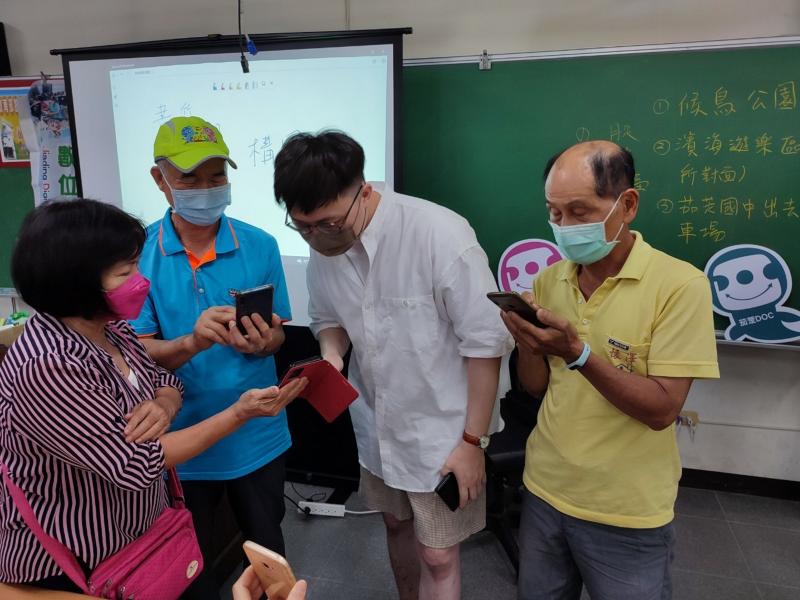 講師指導學員練習中