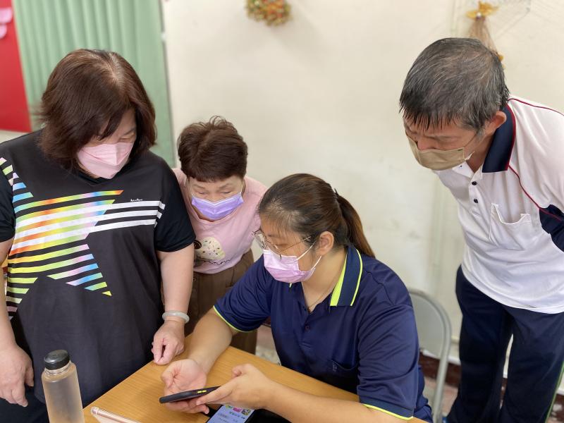 即使是下課時間大家也都圍著老師來練習