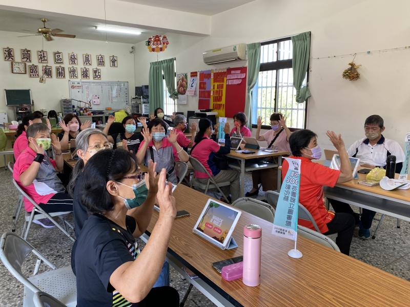 大家一起練習手勢