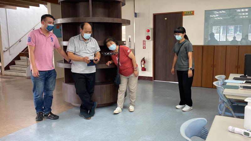 講師讓大家體驗小型空拍機