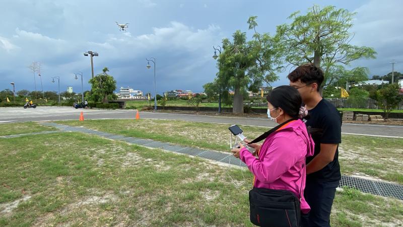 講師讓大家體驗空拍機