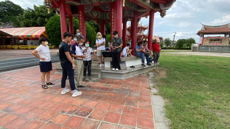 講師讓學員試飛