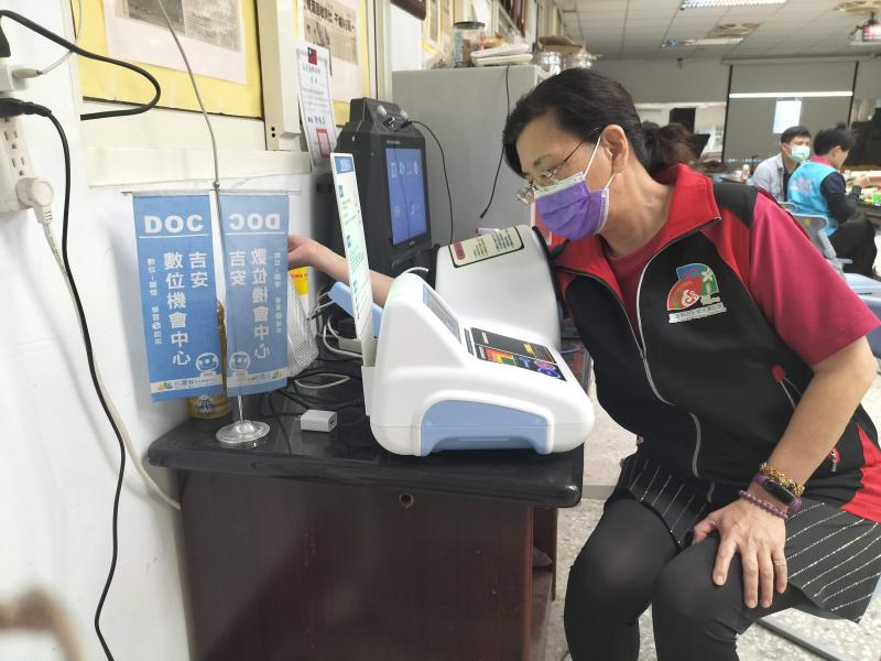 學員體驗雲端血壓計的使用方法