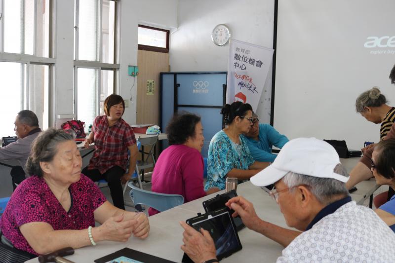 學習上網,也透過上網可以搜尋哪裡有一寫好玩有趣的地方或事美食地區。