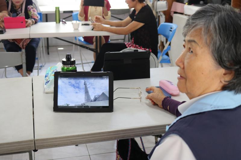 如果要去醫院，可以透過上網，讓醫院的APP程式去掛號，也可以查看看診進度。