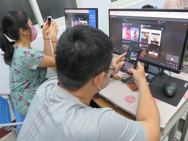 邊聽講師講解邊操作手機剪輯