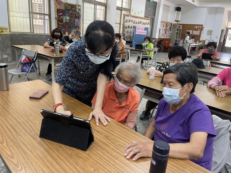 講師一一指導同學操作電腦