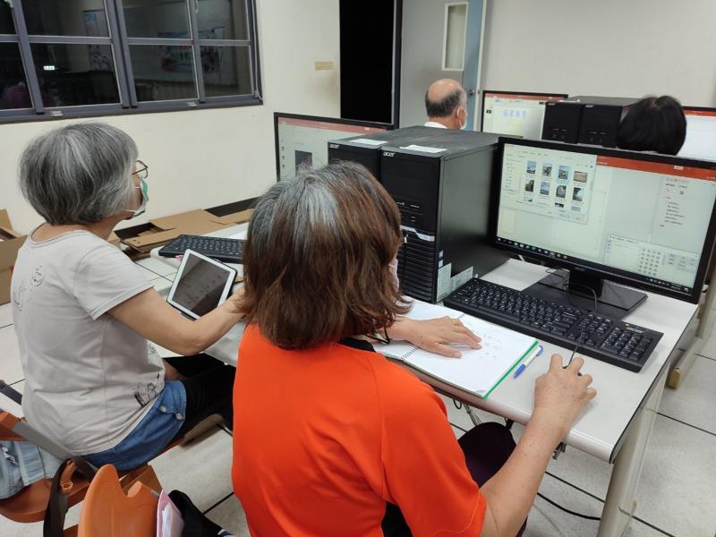 學員認真學習中