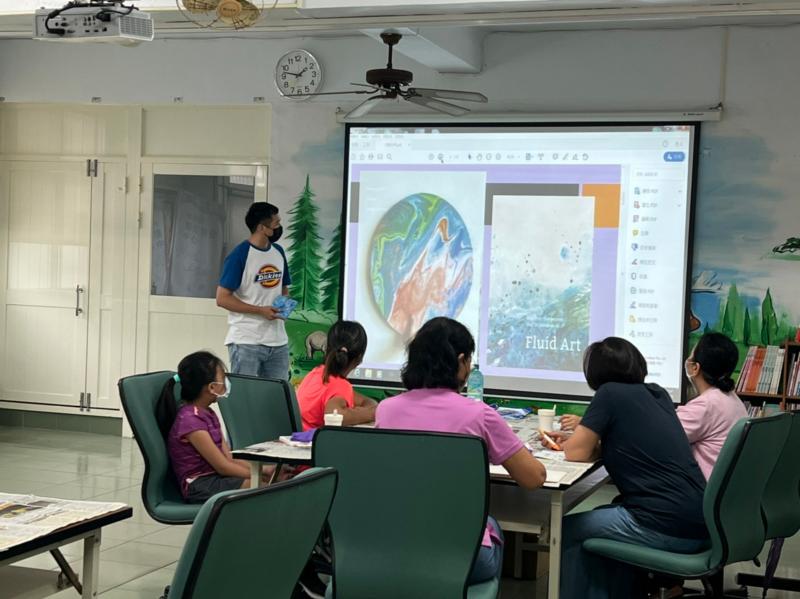 講師透過簡報跟學員講解流動畫步驟及參考範例