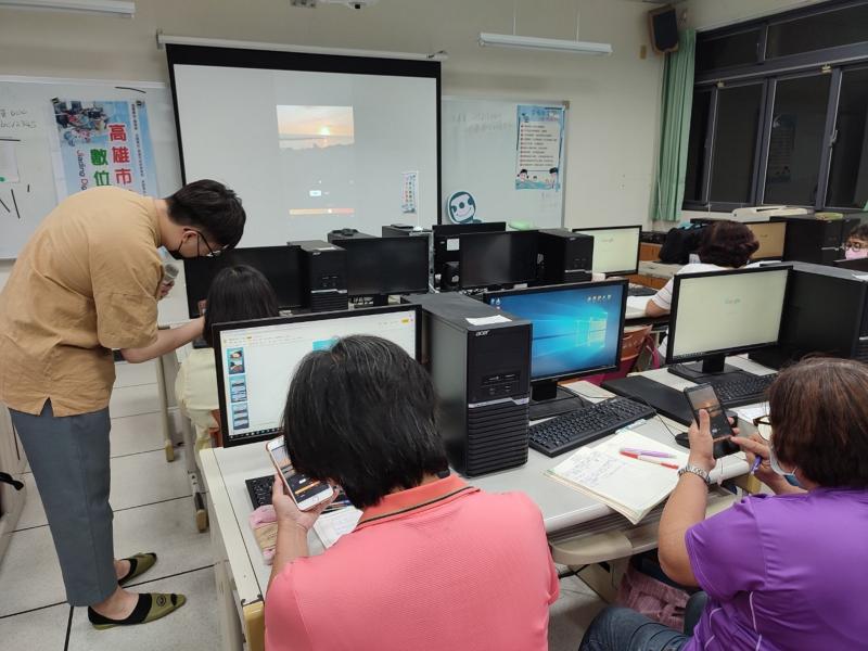 講師指導學員練習中