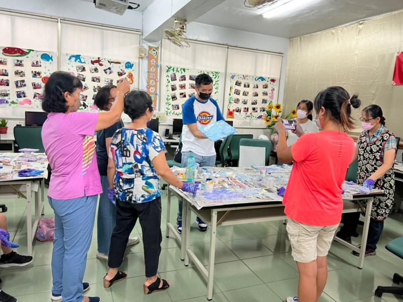 講師示範流動畫製作過程及注意事項