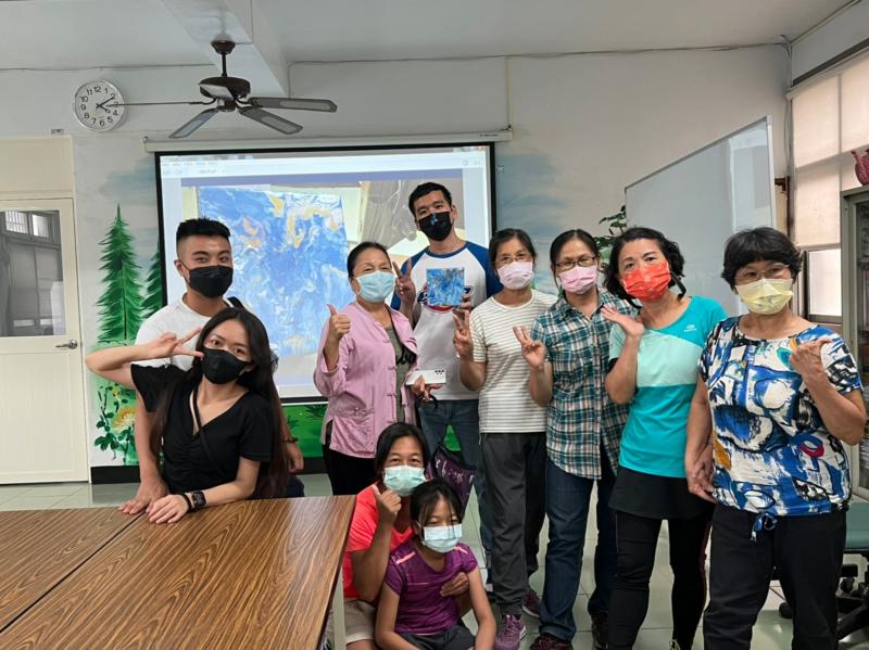 講師與學員於成果完成後開心留影