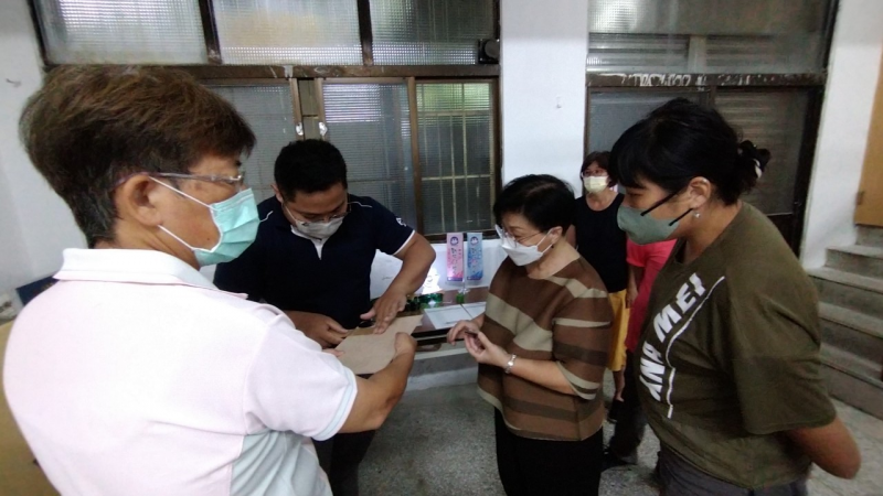 學員們陸續完成雷雕製圖後，大家開始排隊學習雷雕機操作以及雷射小技巧，並且開始動手實際操作