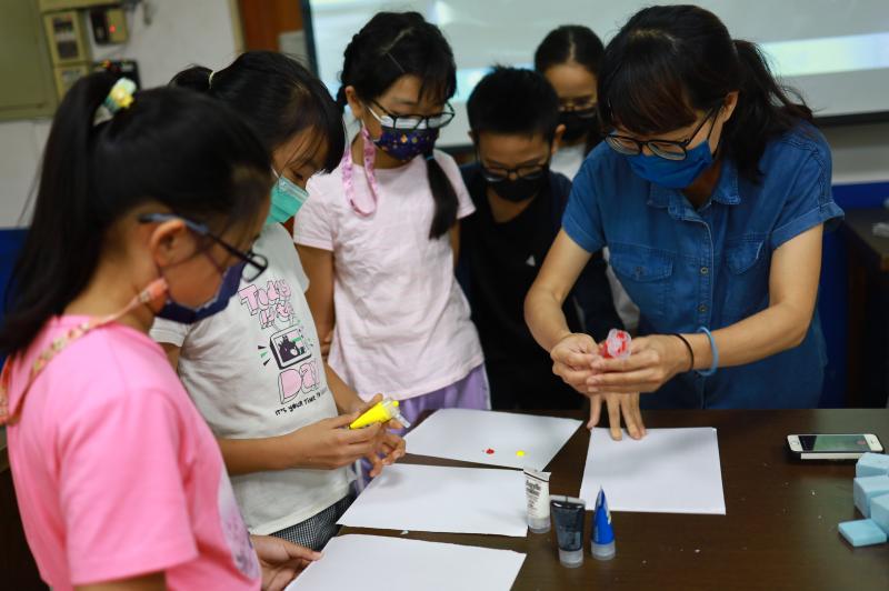 孩子們專心聽老師指導製作動畫人偶角色。