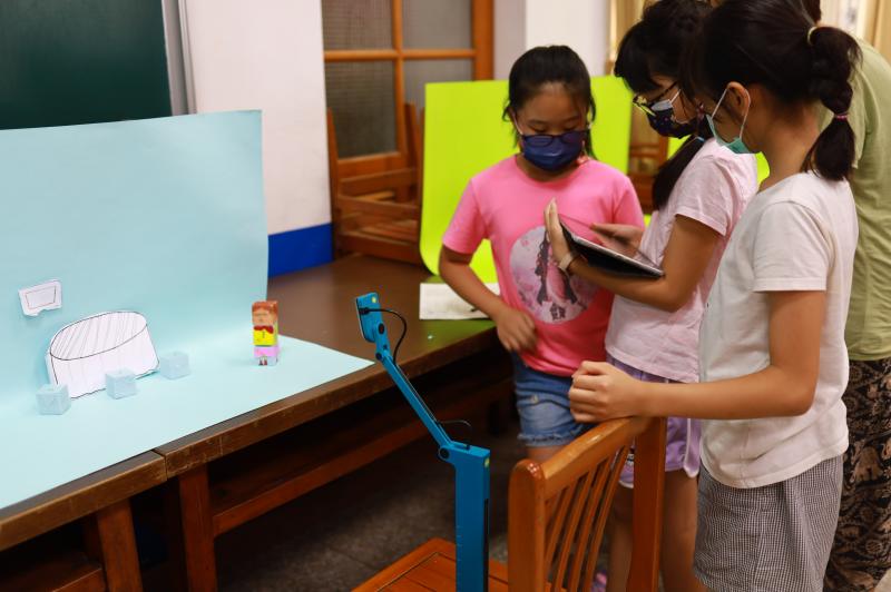 學員利用實物投影機拍攝定格動畫。