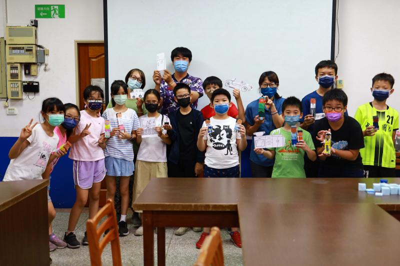 活動結束後，大家拿著自己製作的角色及場景來張大合照。