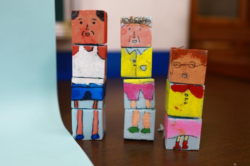 學員製作人偶角色。