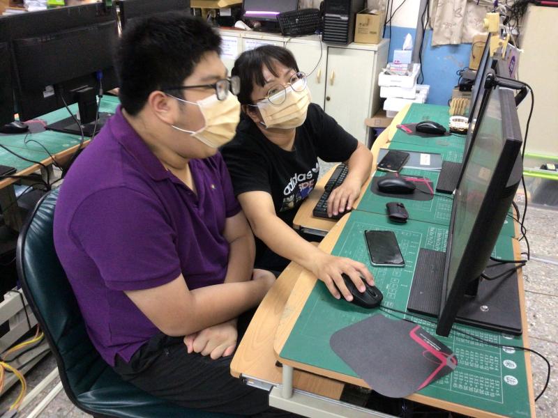 學員上課針對課程交流討論操作技巧