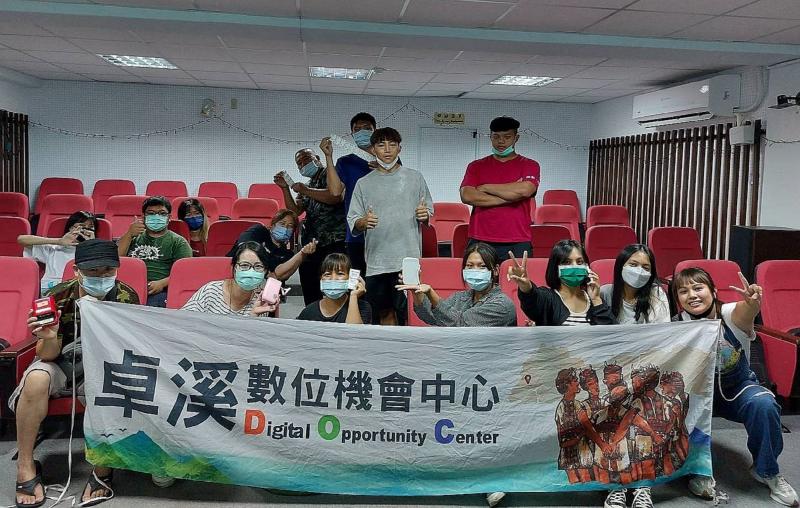 學員很有興趣來體驗標籤貼紙