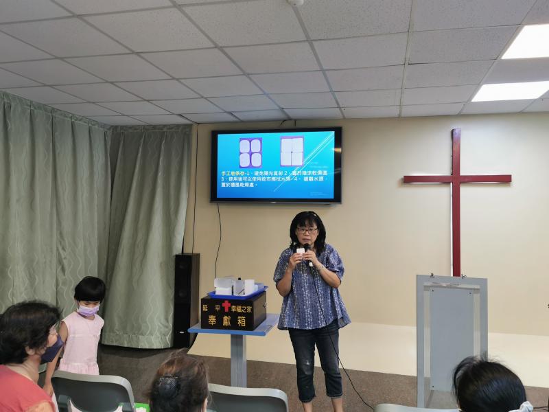 手工課程桂蓉講師誇出數位的第一步，與鹿谷DOC一同合作將手工課程結合數位新興科技雷雕，老師開始先教大家如何製作手工皂流程