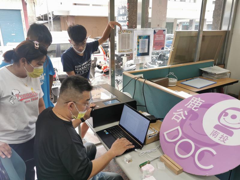 待手工皂完成後，也經過教學開始讓學員操作電腦進行雷射雕刻製圖，製作專屬於教會的印象皂章