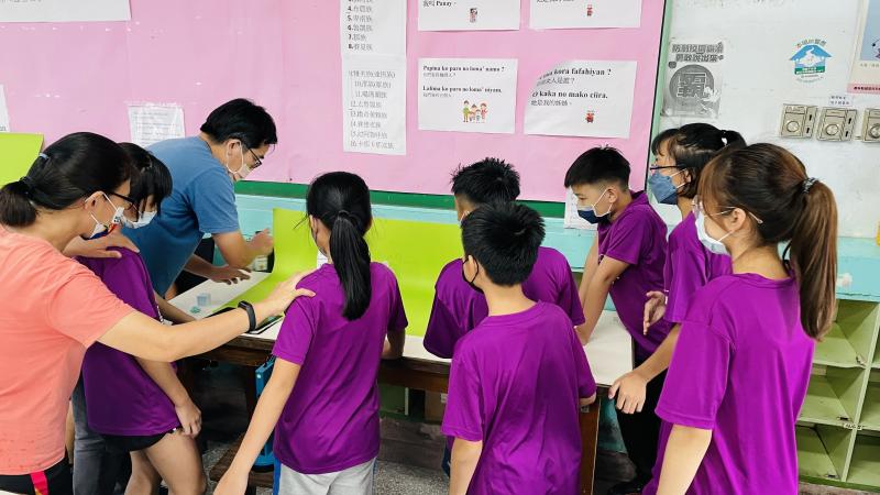 師生一起製作拍攝的場景，這次活動配合祖父母節，小朋友先回想自己跟祖父母相處時難忘的回憶。