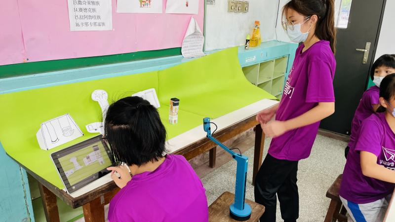 學員拍攝定格動畫，回憶自己小時候跟阿公一起去公園玩種種有趣的場景。