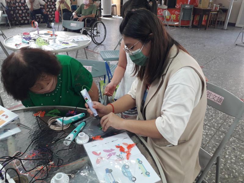 講師教導學員作品要如何做最後的修飾與結尾