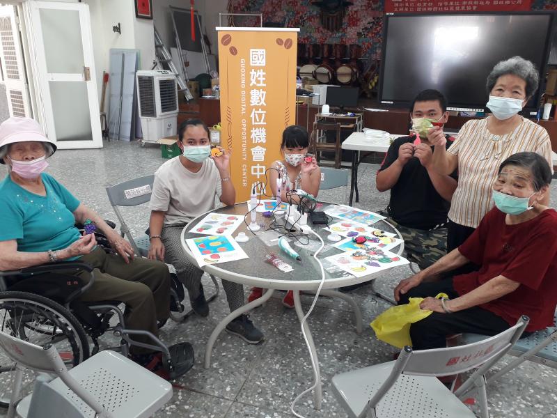 學員很開心的展示自己的作品