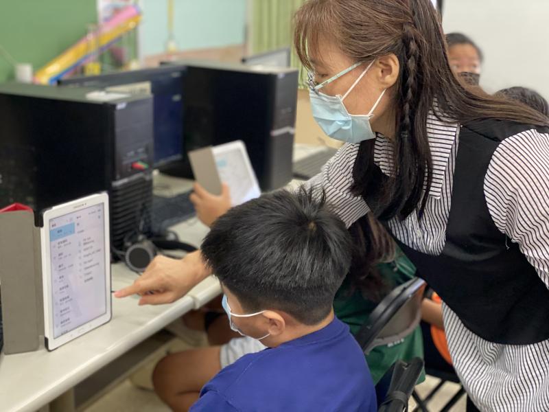 駐點人員協助無線網路登入與註冊，便於kahoot進行。