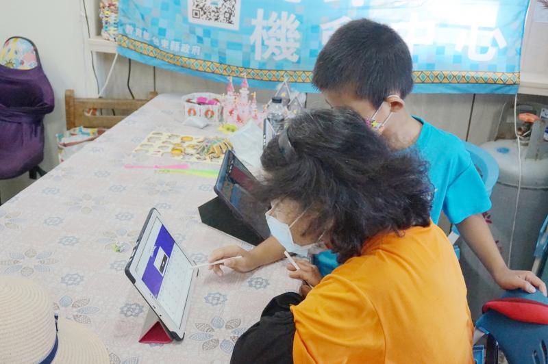 小助手協助長輩進入kahoot系統，並協助作答。