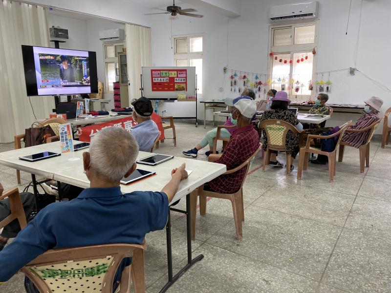 網路霸凌與資訊安全，透過影片搭配解說，長輩們更能瞭解網路世界防備。