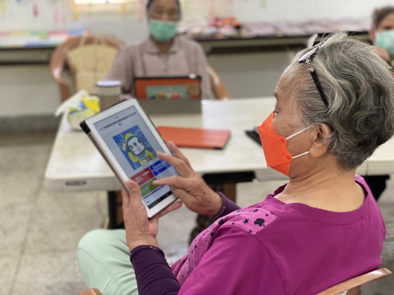 藉由Q&A問答方式，重覆說明解釋題目跟答案的意思，讓長輩嘗試自行作答。