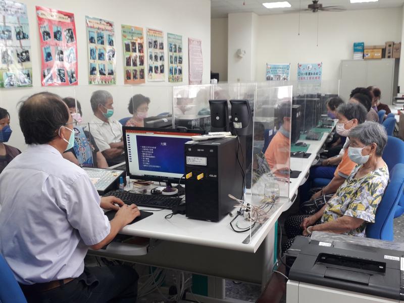 講師在講解這堂課我們要上的課程內容,請學員提供照片沒照片的就自己畫,講師也會幫學員錄製影片,到時可以用照片或影片來製作各位學員數位繪聲繪影-老寶貝的生命故事影片