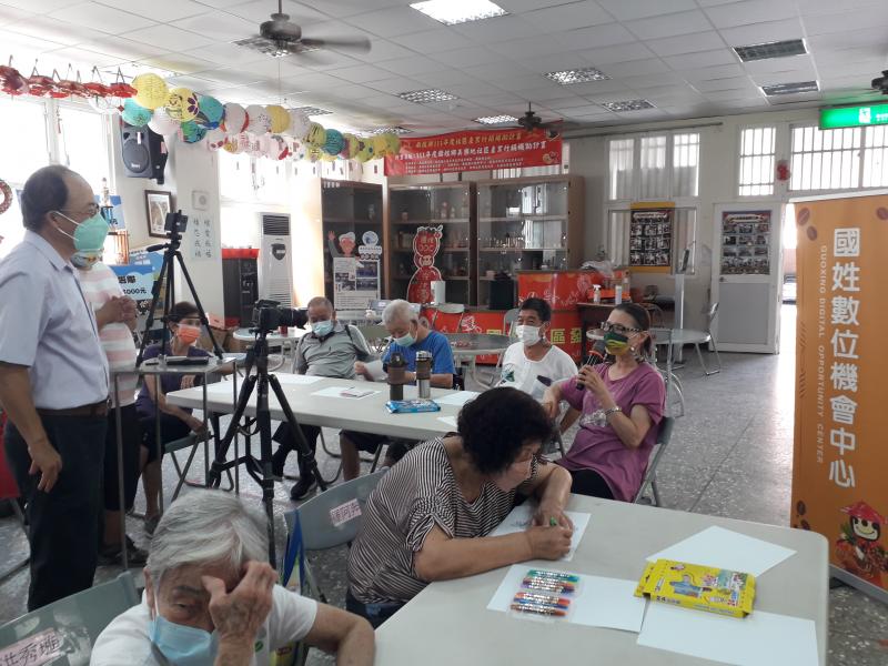 張老師請美綢學員分享自己畫的作品-出社會一個人做好幾份工作,大多時期都忙於農耕生活十分困苦,一邊工作一邊還要照顧小孩.煮飯....等的生活點滴故事