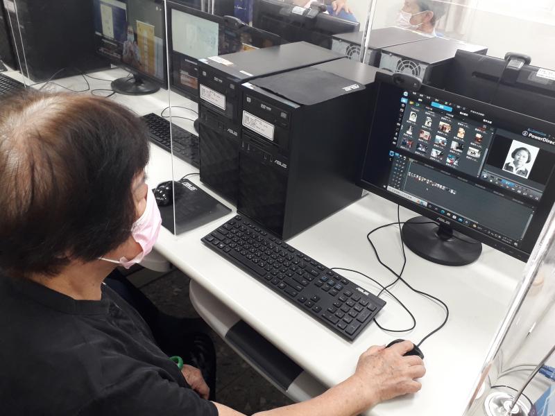 學員很認真使用影音的編輯軟體在製作專屬自己的生命故事影片