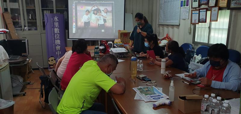 學員明信片產出,請學員分享圖片所傳達內心情境.