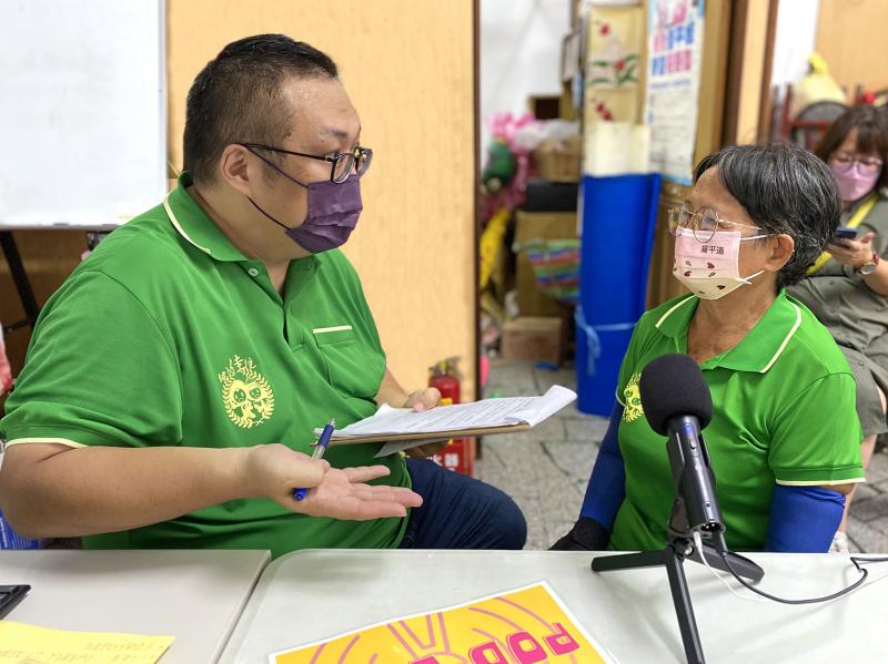 桌上的收音麥克風，正在錄製主持人與學員的對談內容