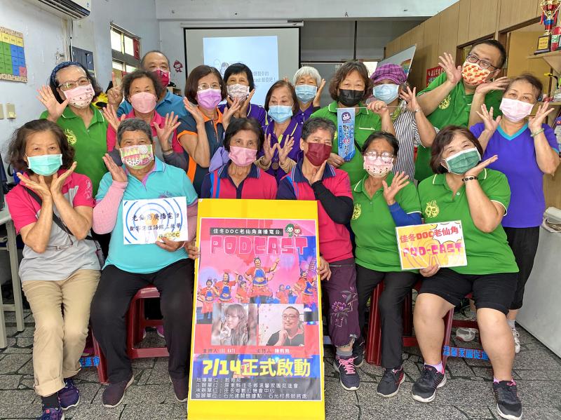 參與課程的學員們，手拿課程海報開心大合照