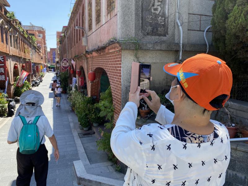 學員來到戶外練習實際拍攝。